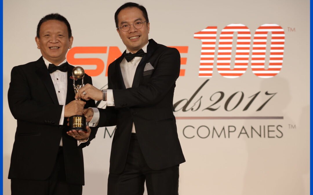 RAM Spreaders CEO Philip Lee receiving award from William Ng