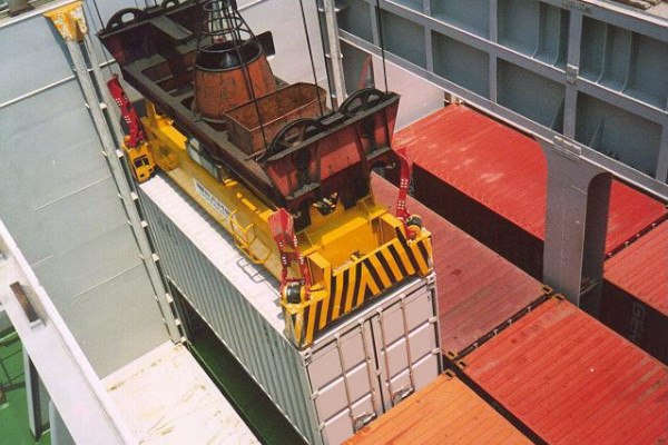 STS spreader lifting container from ship's hatch