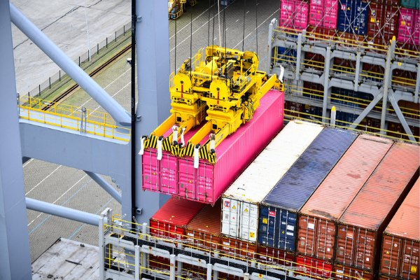 ship to shore crane headblock in tandem 40 operation