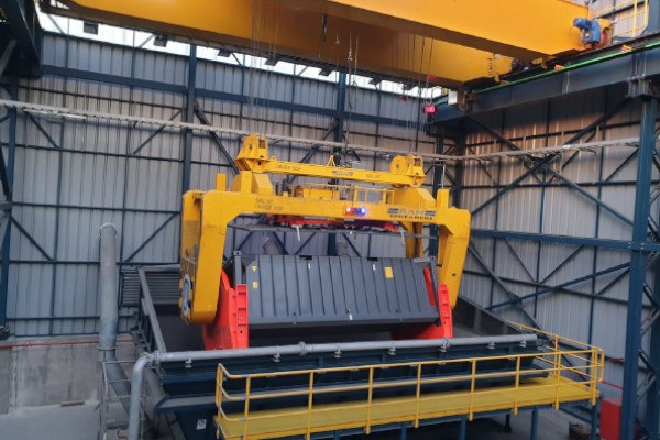 Rotating spreader unloading copper concentrate