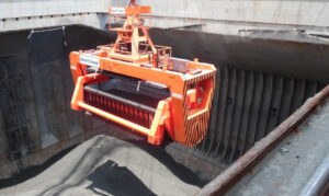 Rotating Spreader unloading bulk commodity into the hatch